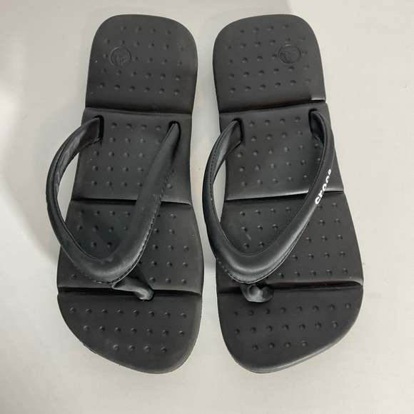 Crocs Women’s Black Flip Flops Padded Footbeds & In Between Toe Straps Size 6. - Picture 7 of 11